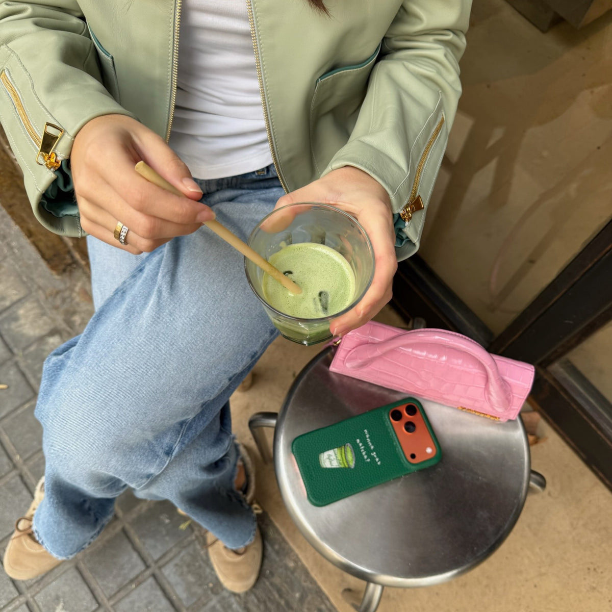Clienta LAFLOID con su funda de piel en Green