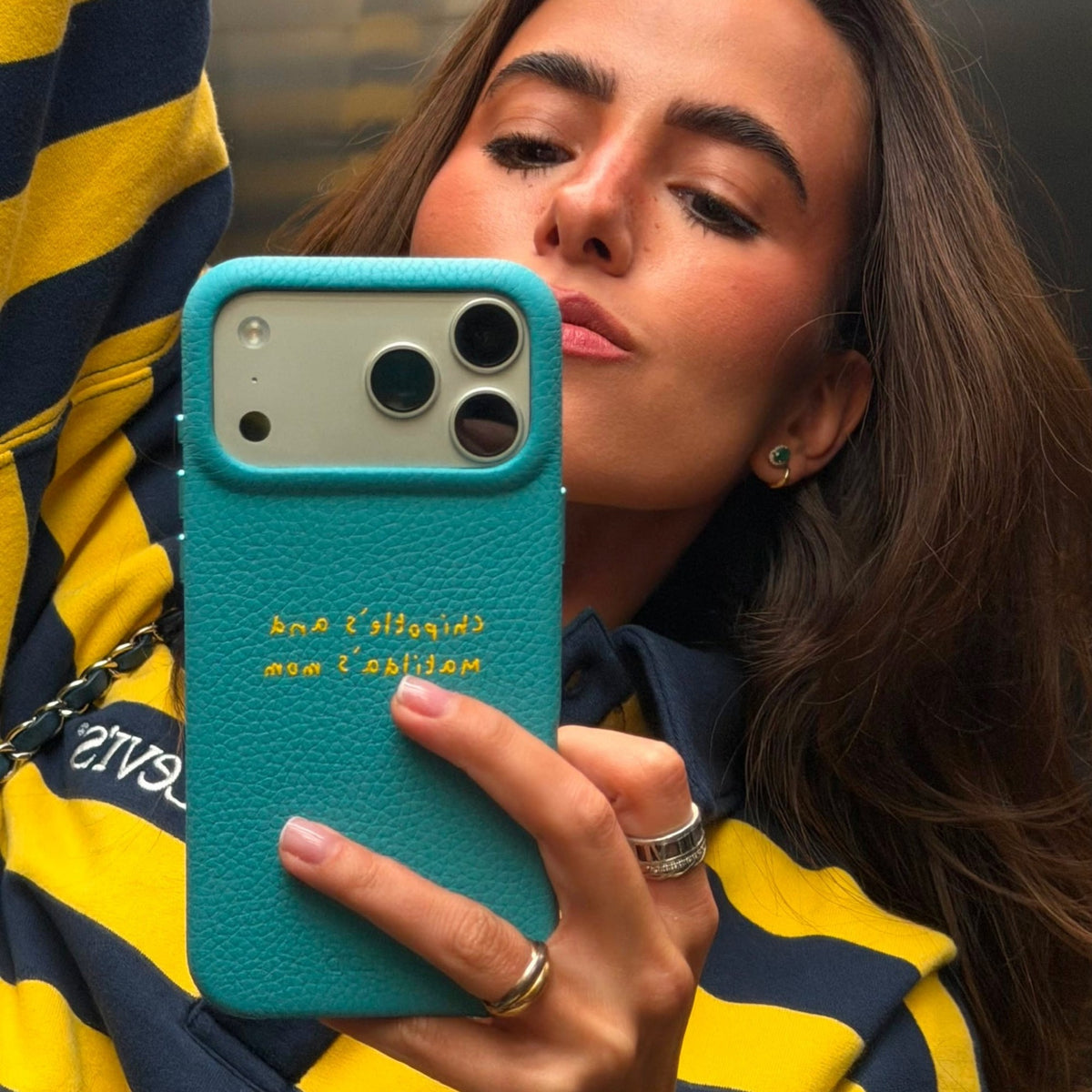 Clienta LAFLOID con su funda de piel en Blue