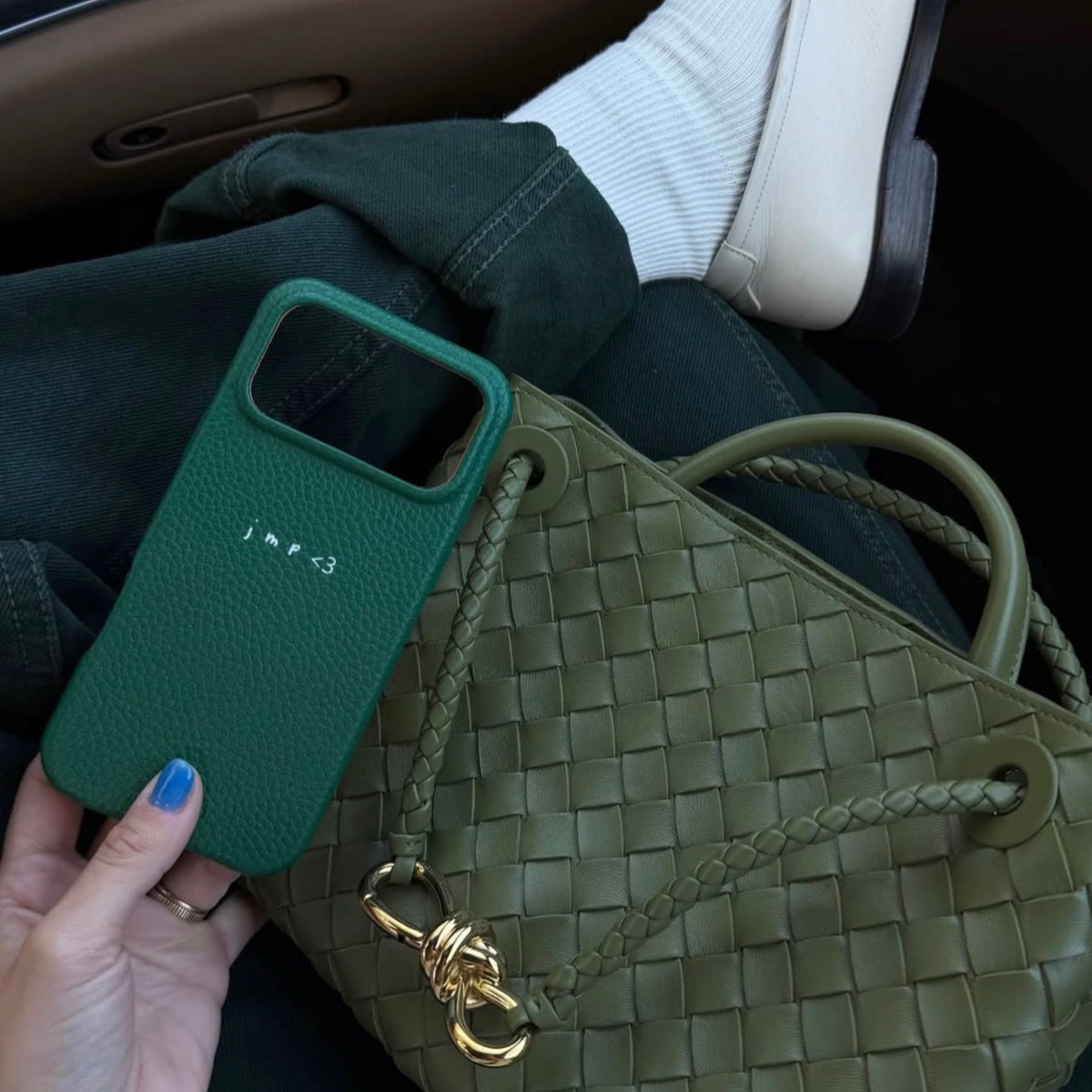 Clienta LAFLOID con su funda de piel en Green