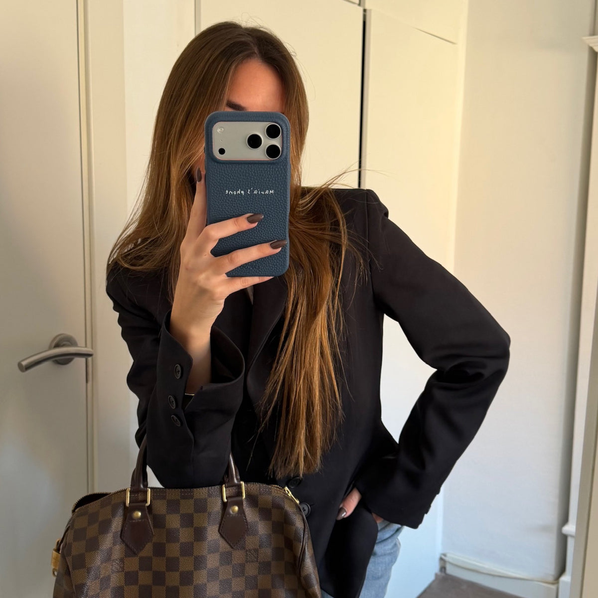Clienta LAFLOID con su funda de piel en Denim