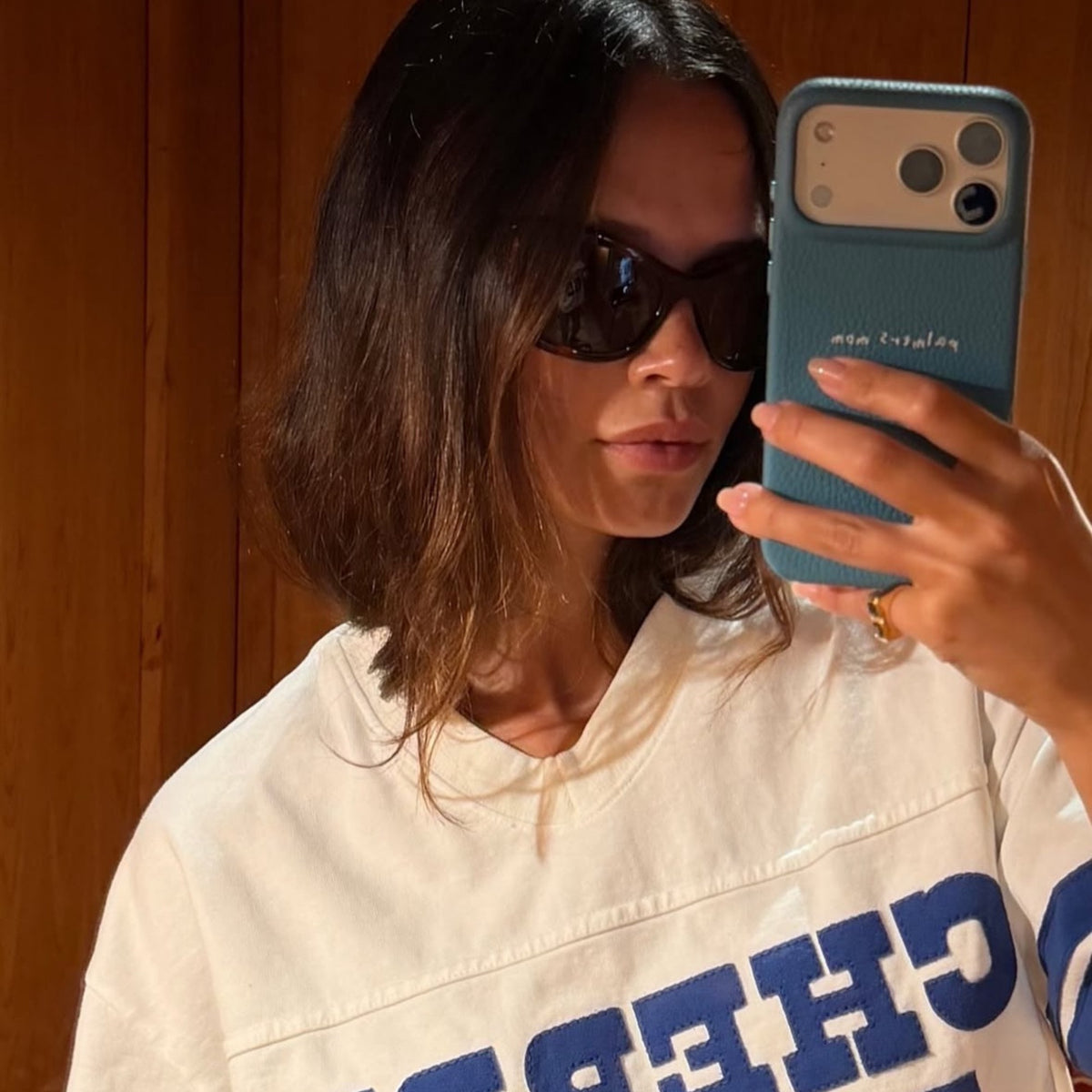 Clienta LAFLOID con su funda de piel en Blue