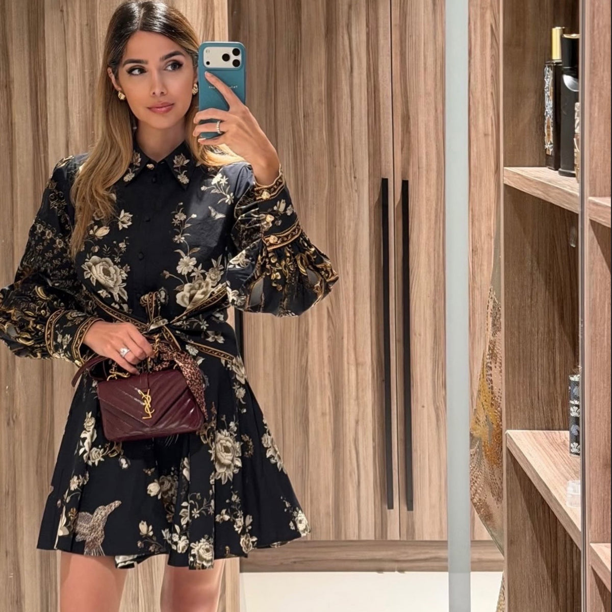 Clienta LAFLOID con su funda de piel en Blue