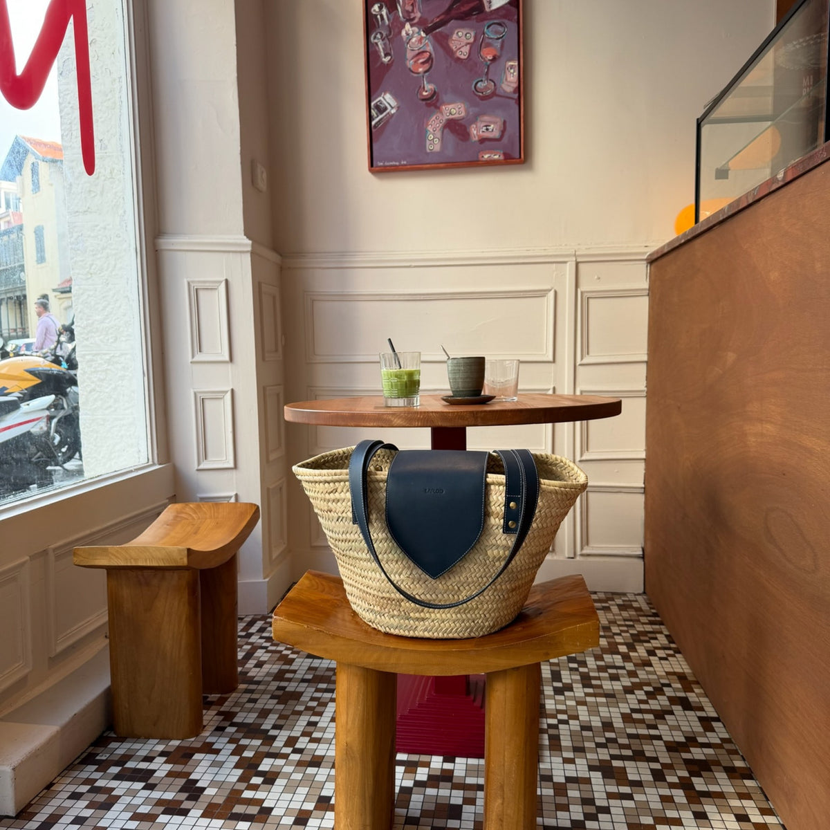 Cesta de piel LAFLOID Denim en una cafetería
