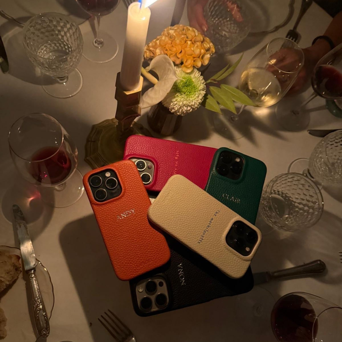 Fundas de piel LAFLOID de varios colores en una cena