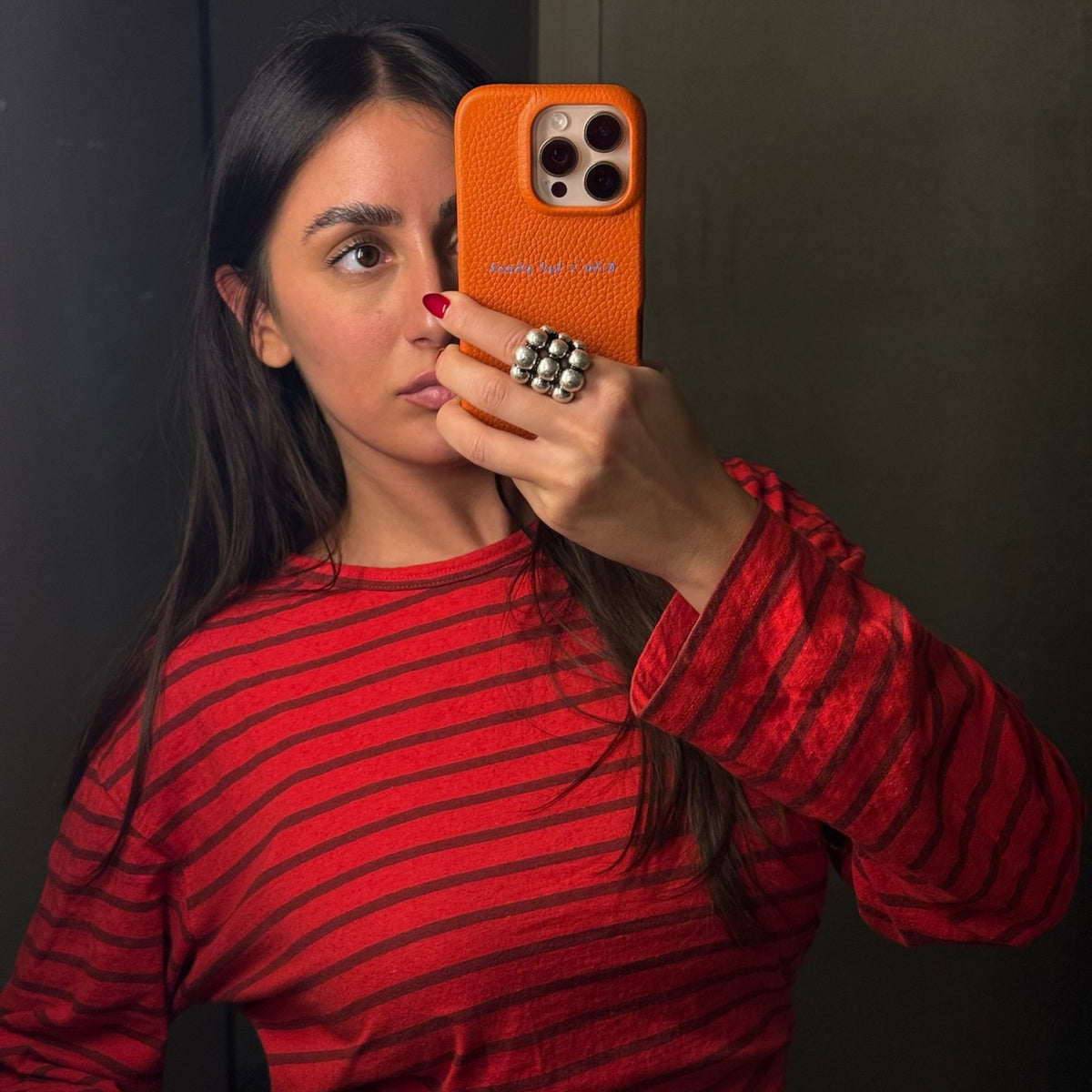Clienta LAFLOID con su funda de piel en Orange