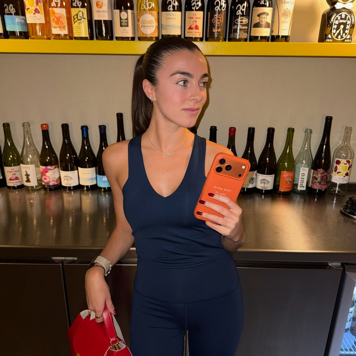 Clienta LAFLOID con su funda de piel en Orange