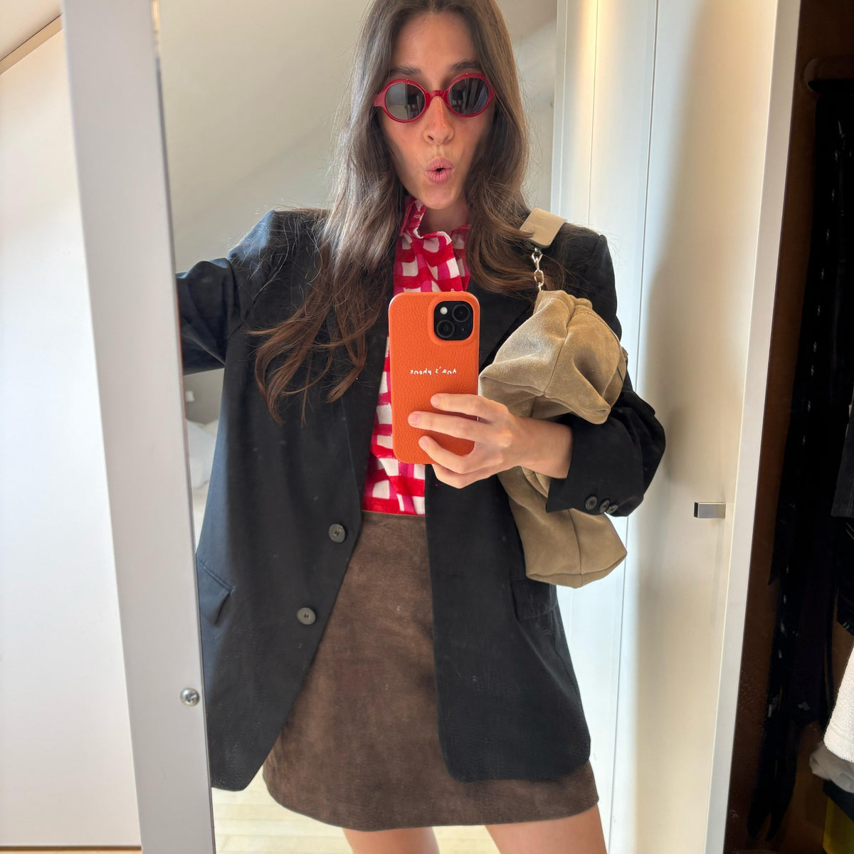 Clienta LAFLOID con su funda de piel en Orange