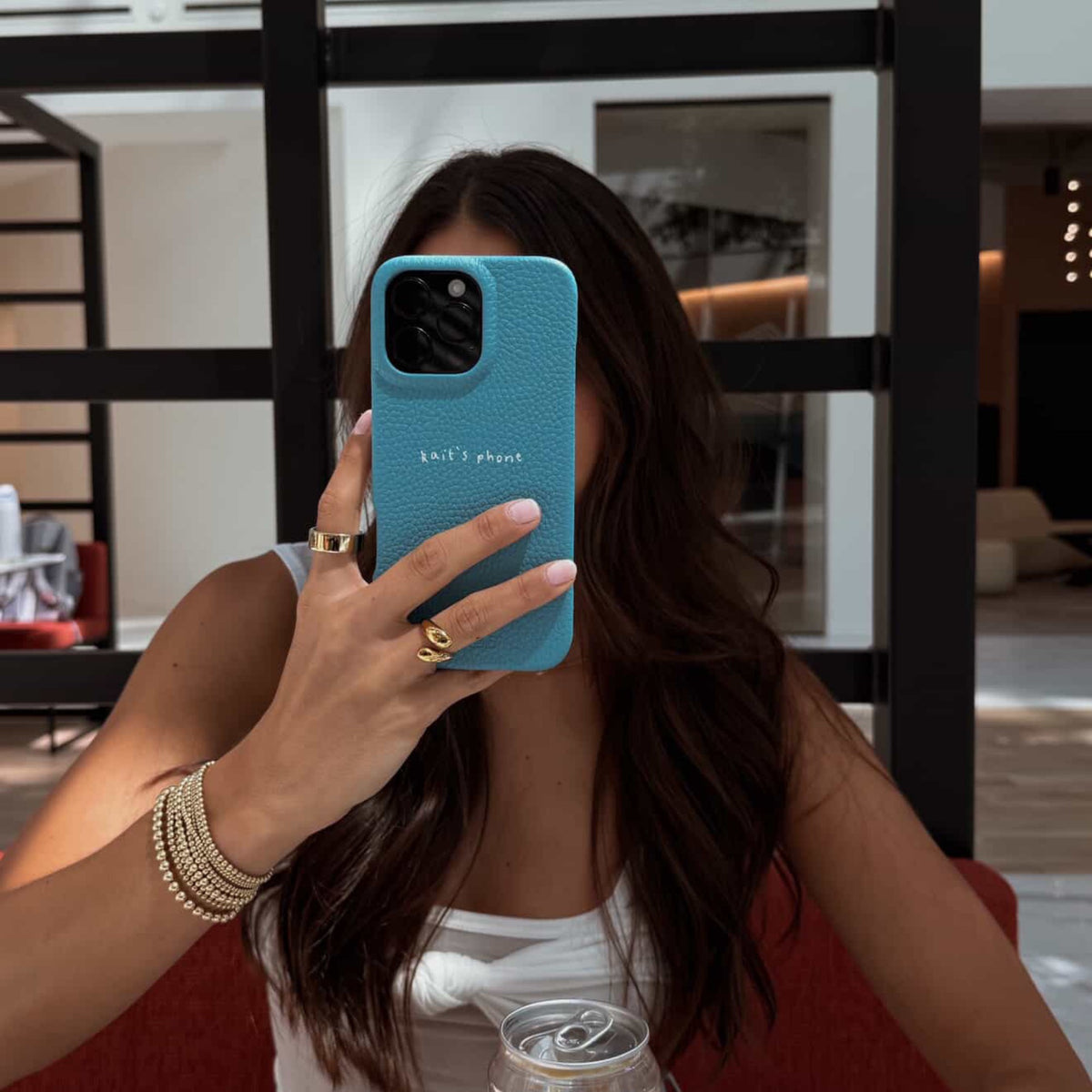 Clienta LAFLOID con su funda de piel en Blue