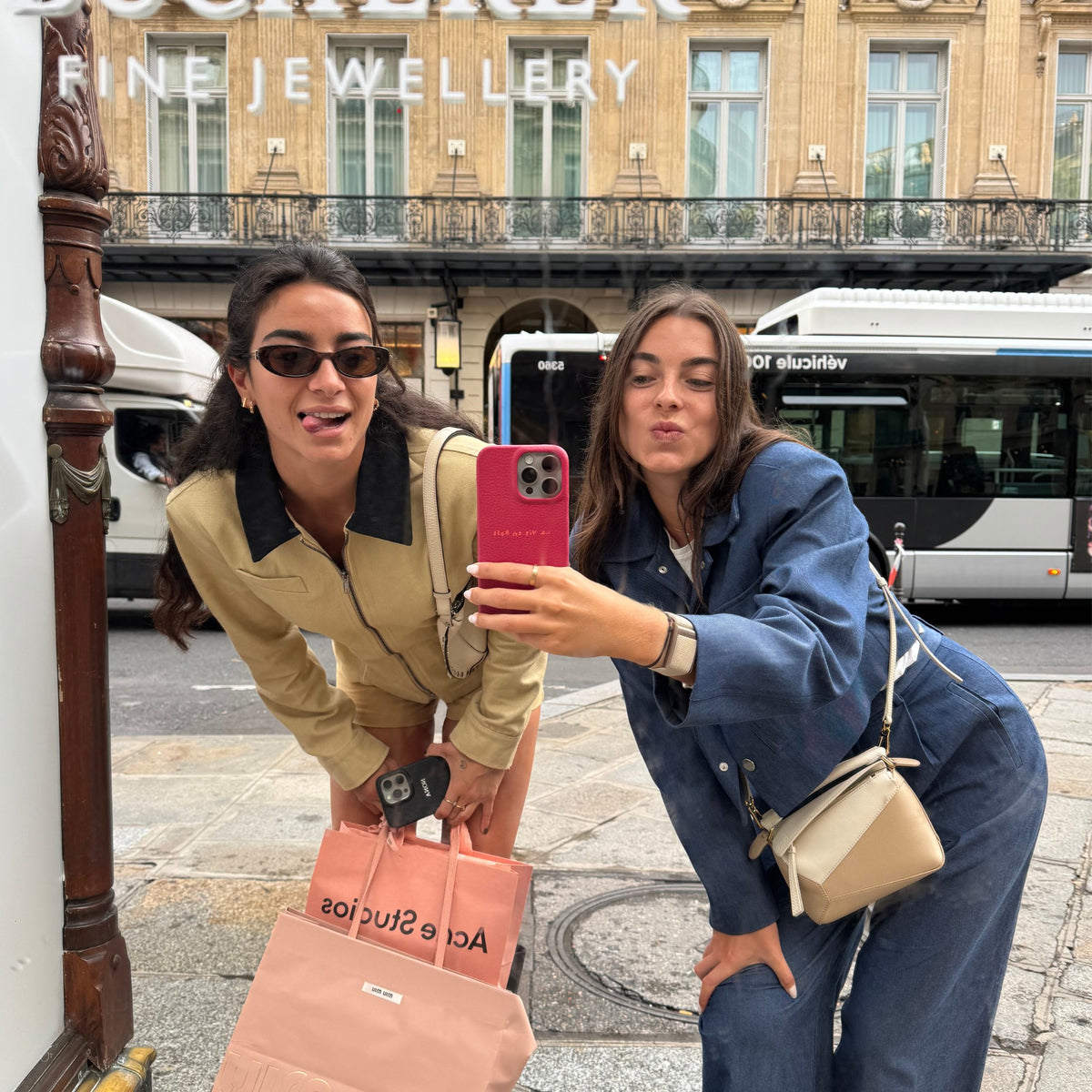 Clientas LAFLOID con su funda de piel en Hot Pink