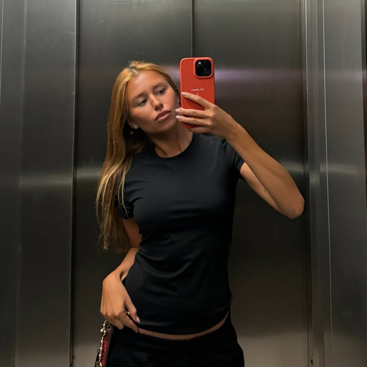 Clienta LAFLOID con su funda de piel en Orange