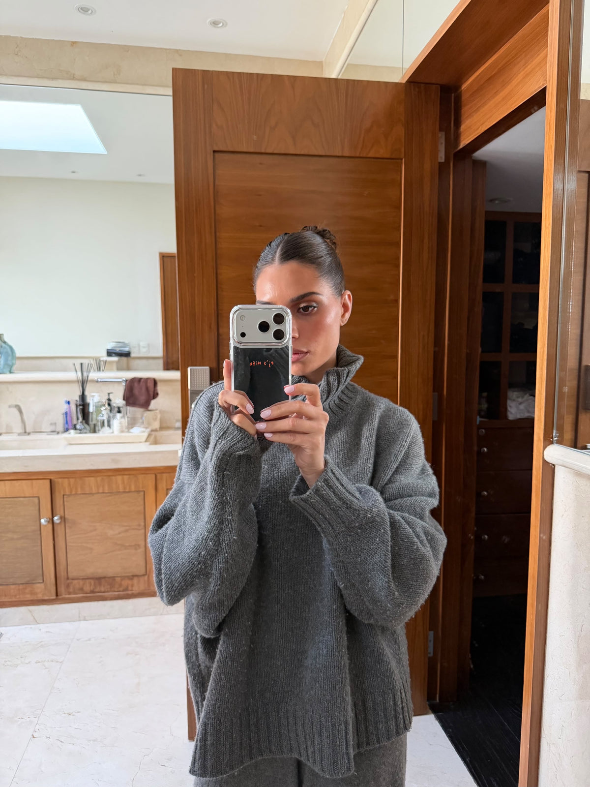 Selfie en el espejo con la funda espejo LAFLOID personalizada