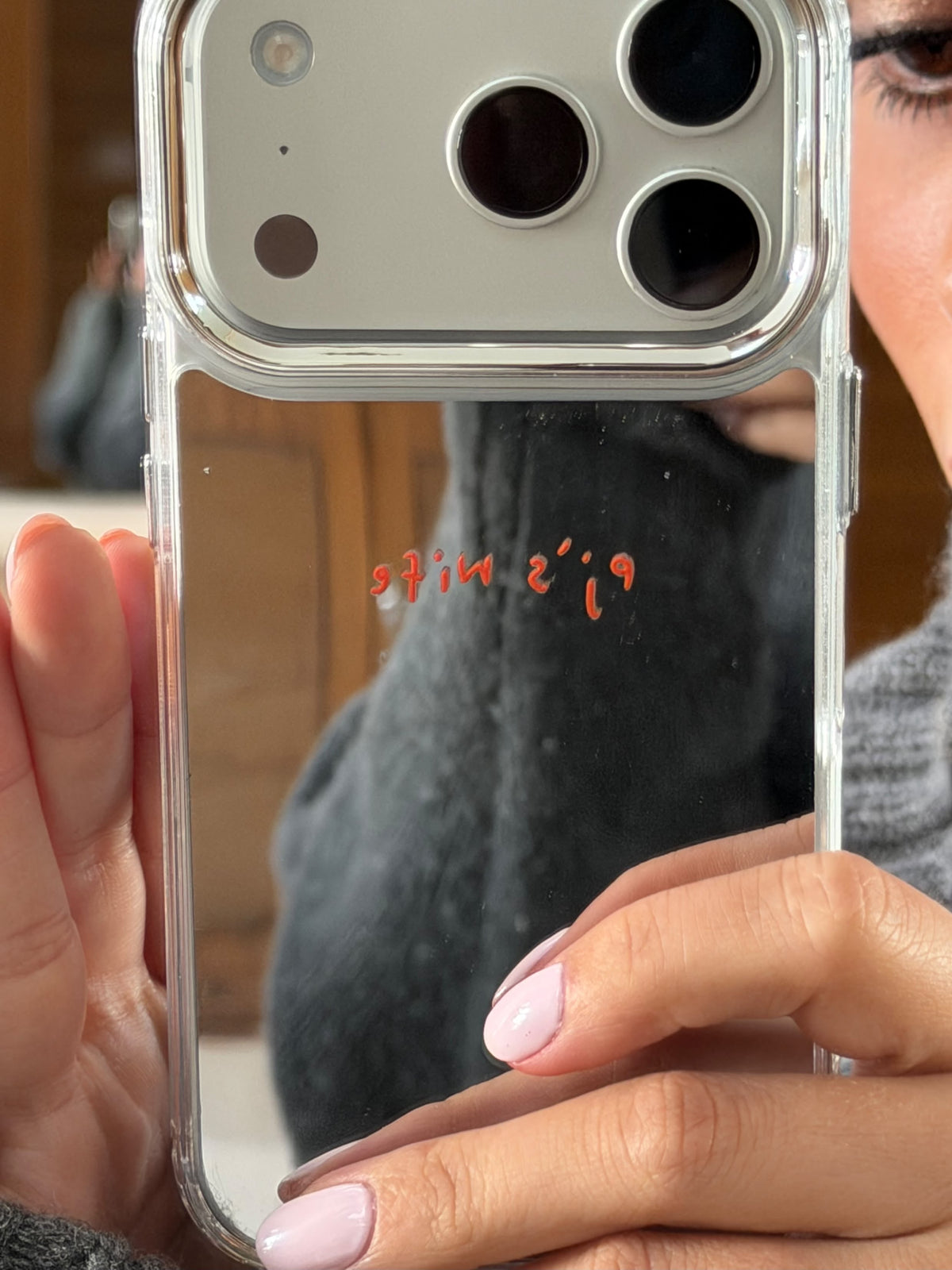 Detalle de la funda espejo LAFLOID personalizada, primer plano de la cámara
