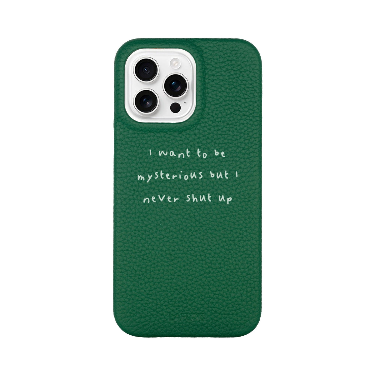 Funda de piel LAFLOID en verde para iPhone 14 Pro Max con frase personalizada «I want to be mysterious but I never shut up» en tipografía handwritten