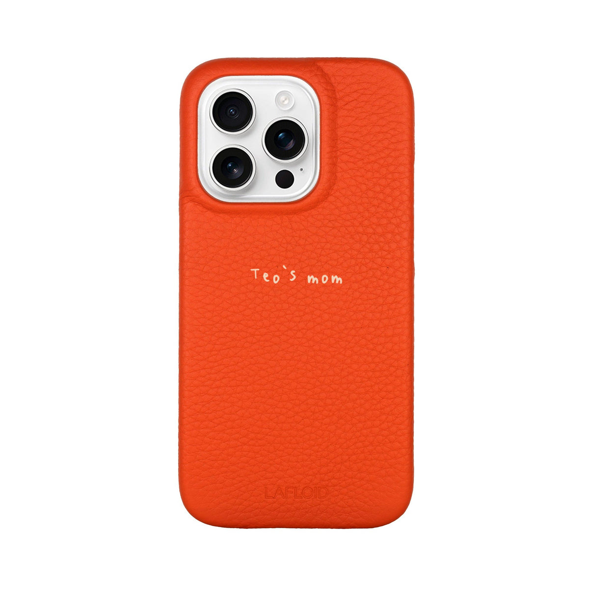 Funda de piel LAFLOID en naranja para iPhone 14 Pro con frase personalizada «Teo's mom» en tipografía handwritten