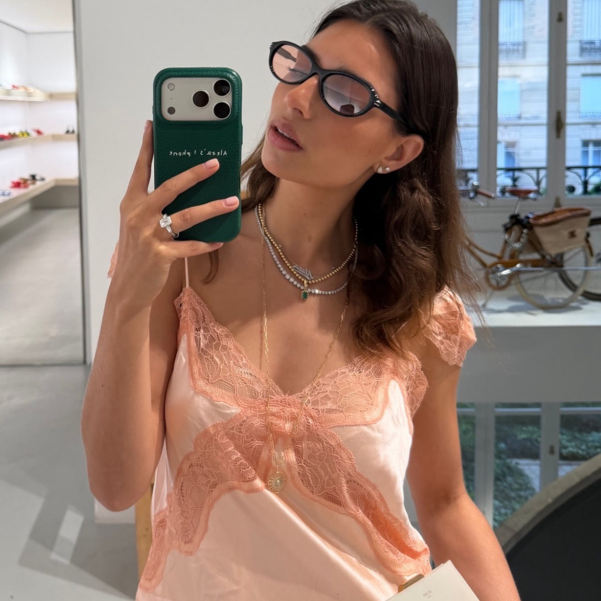 Clienta LAFLOID con su funda de piel en Green