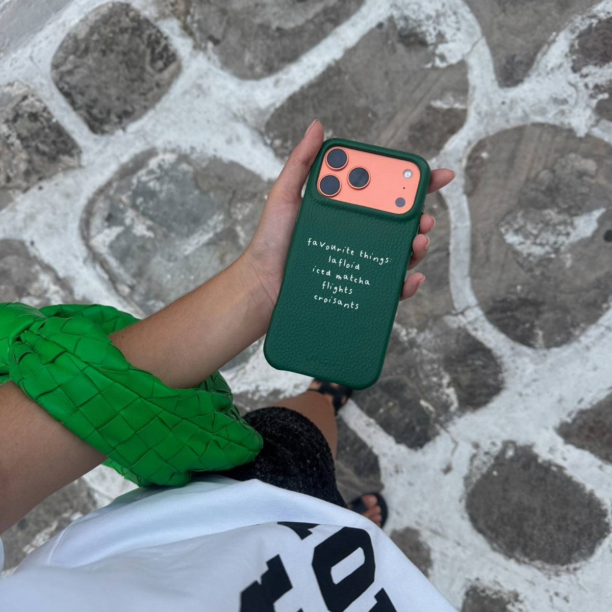 Clienta LAFLOID con su funda de piel en Green