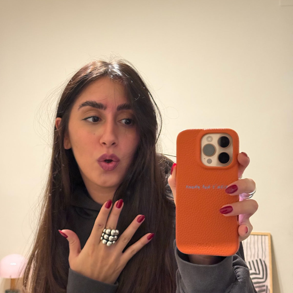 Clienta LAFLOID con su funda de piel en Orange
