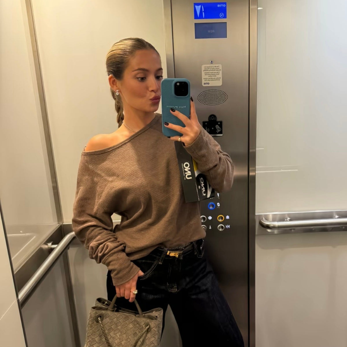 Clienta LAFLOID con su funda de piel en Blue