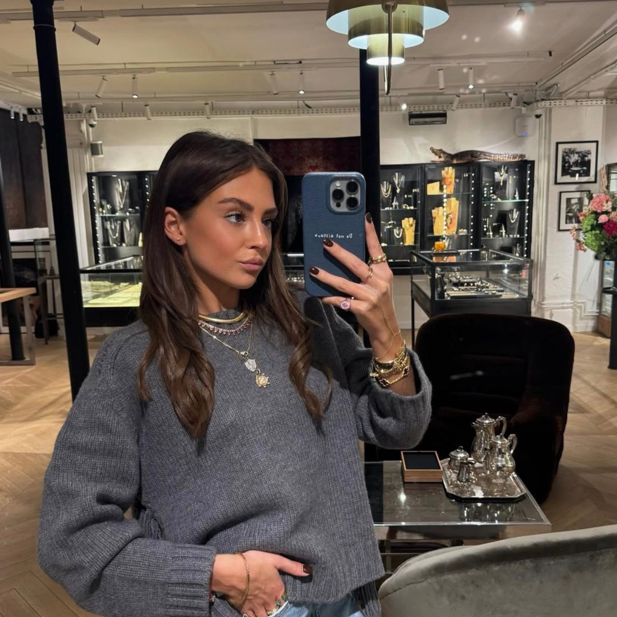 Clienta LAFLOID con su funda de piel en Denim