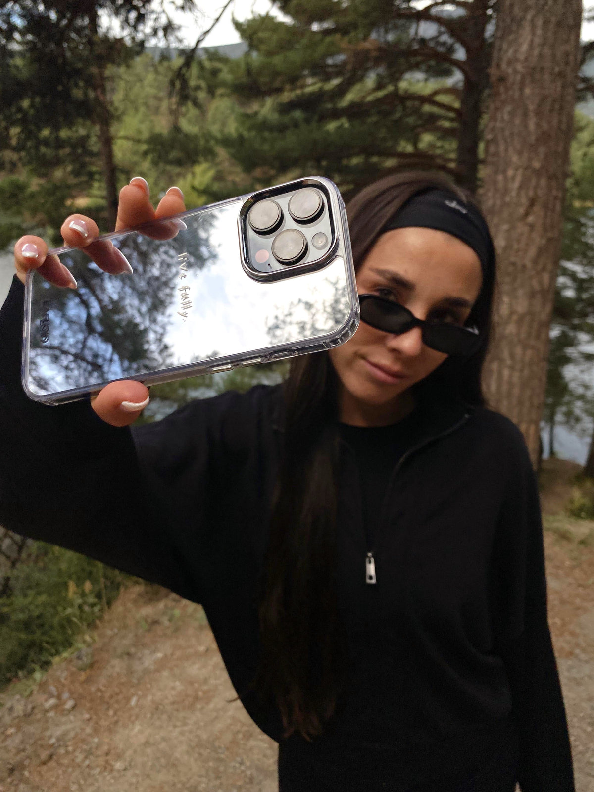 Funda espejo LAFLOID personalizada con "live fully", lifestyle al aire libre