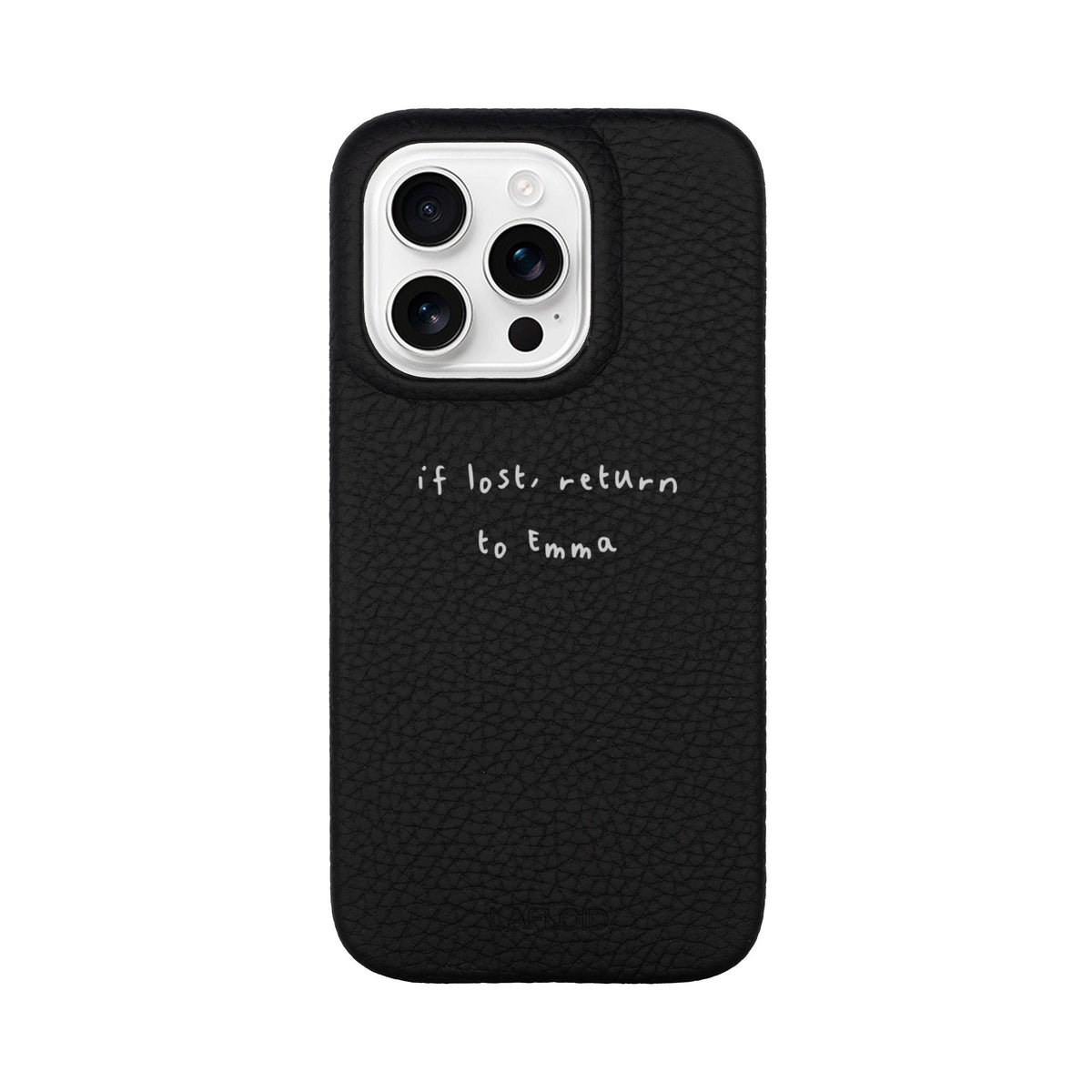 Funda de piel LAFLOID en negro para iPhone 15 Pro con frase personalizada «if lost, return to Emma» en tipografía handwritten